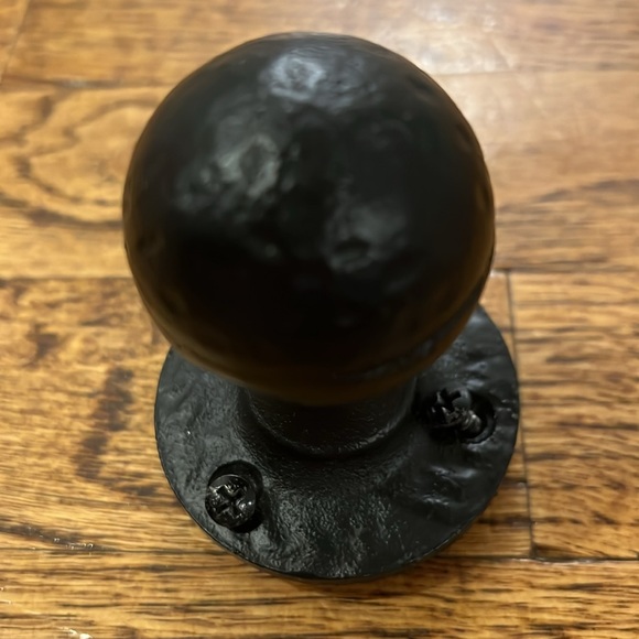 CAST IRON WALL MOUNT KNOB - Picture 3 of 5